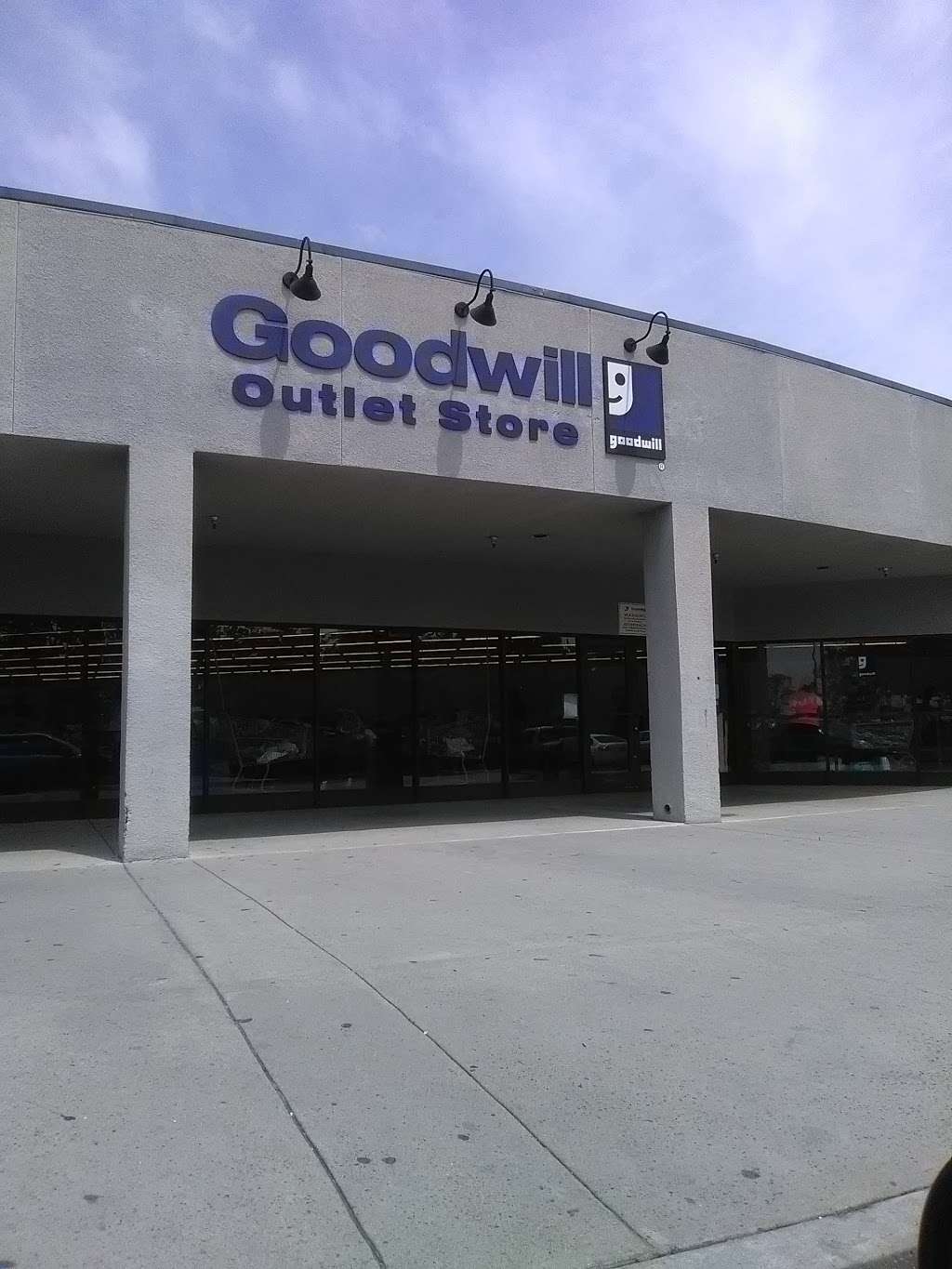 Goodwill Southern California Outlet Store | 8120 Palm Ln, San Bernardino, CA 92410, USA | Phone: (909) 885-3831