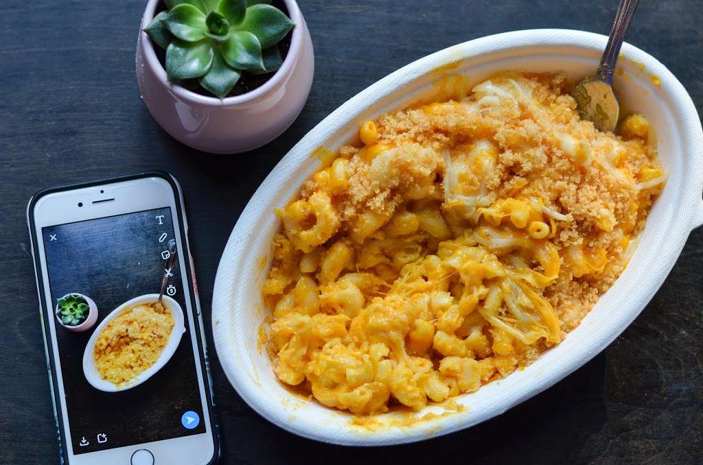 Midnight Mac and Cheeserie | 6979 N Sheridan Rd, Chicago, IL 60626, USA | Phone: (847) 886-2601