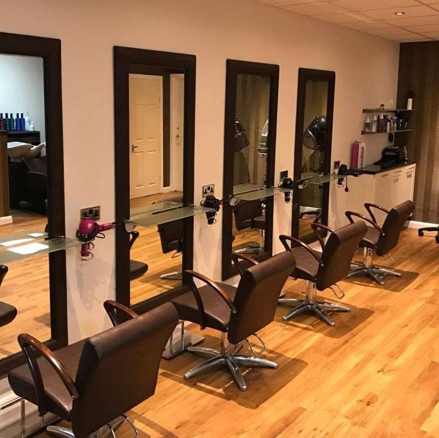 Wayne Matthews Hairdressing | 1B Derwent Rd, Tonbridge TN10 3HZ, UK | Phone: 01732 359136