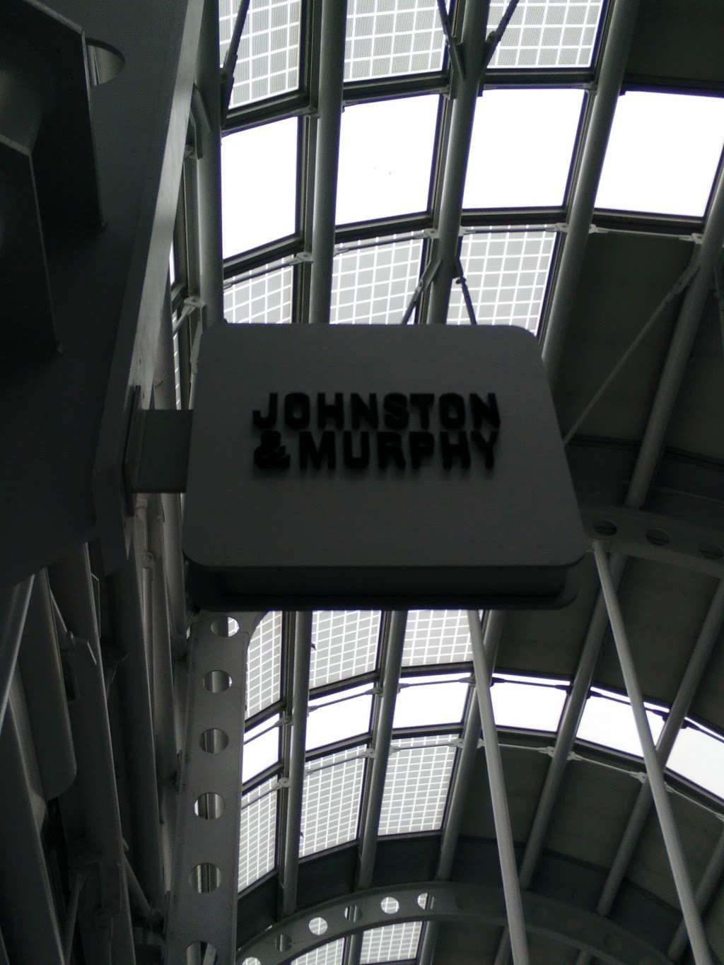 Johnston & Murphy | Terminal 1, Bessie Coleman Dr Gate B6, Chicago, IL 60666 | Phone: (773) 462-9031