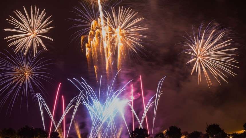 J & C Fireworks | Rookery Café Car Park, Great North Rd, Welham Green, Hatfield AL9 5SF, UK | Phone: 07702 442049