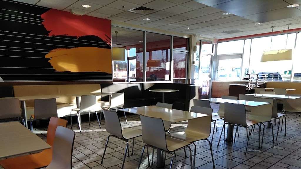 McDonalds | 2646 N PanAm Expy, San Antonio, TX 78208, USA | Phone: (210) 224-8037