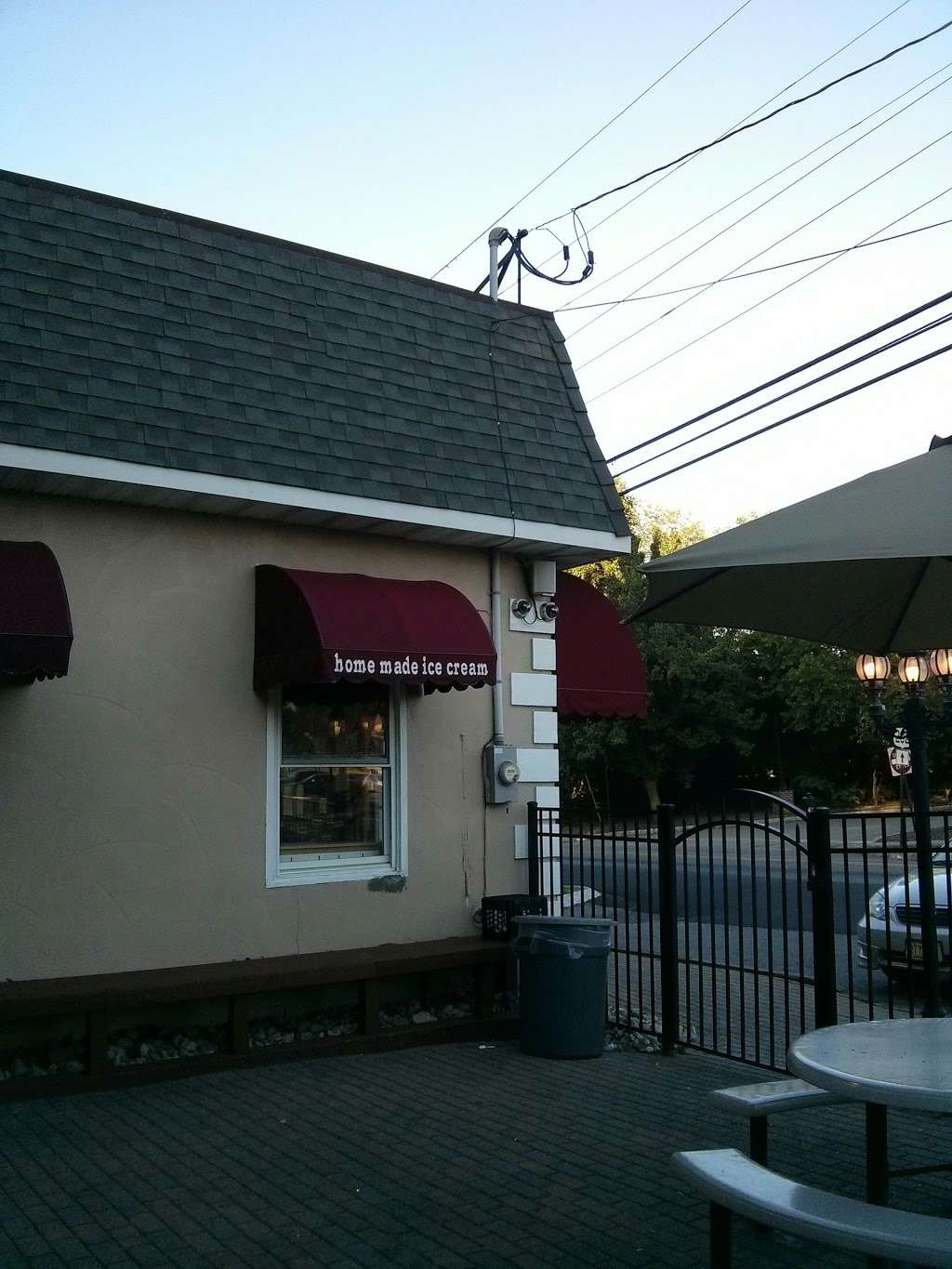 Sundaes Ice Cream Parlor | 642 U S Hwy No 202, Montville, NJ 07045 | Phone: (973) 588-4803