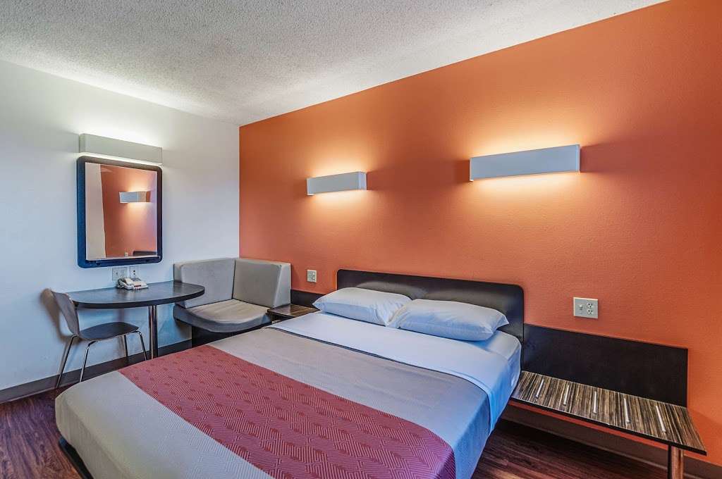 Motel 6 Martinsburg WV | 5595 Hammonds Mill Rd, Martinsburg, WV 25404 | Phone: (304) 274-2181