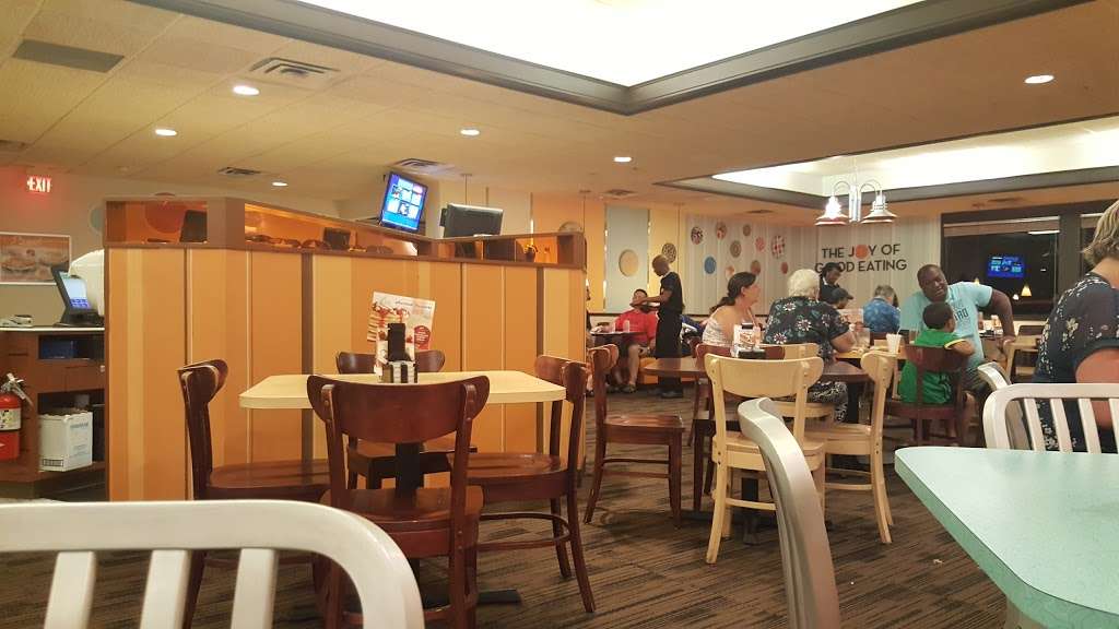 Village Inn | 6275 Westwood Blvd, Orlando, FL 32821, USA | Phone: (407) 352-1997