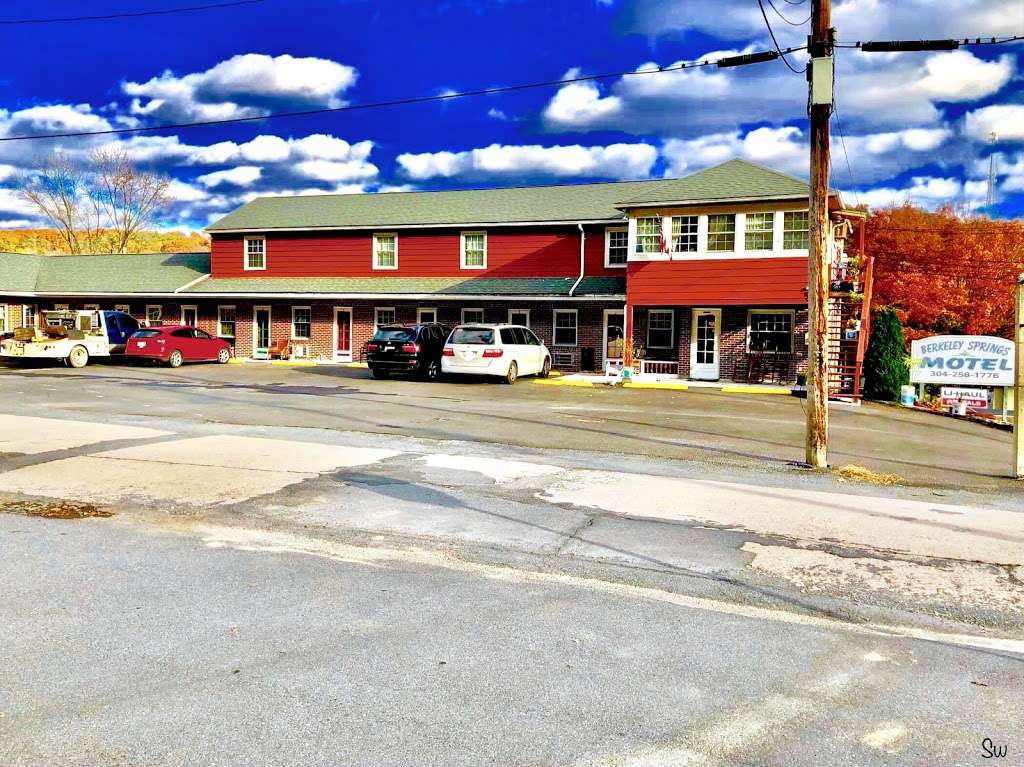 Berkeley Springs Motel | 268 Wilkes St, Berkeley Springs, WV 25411, USA | Phone: (304) 258-1776