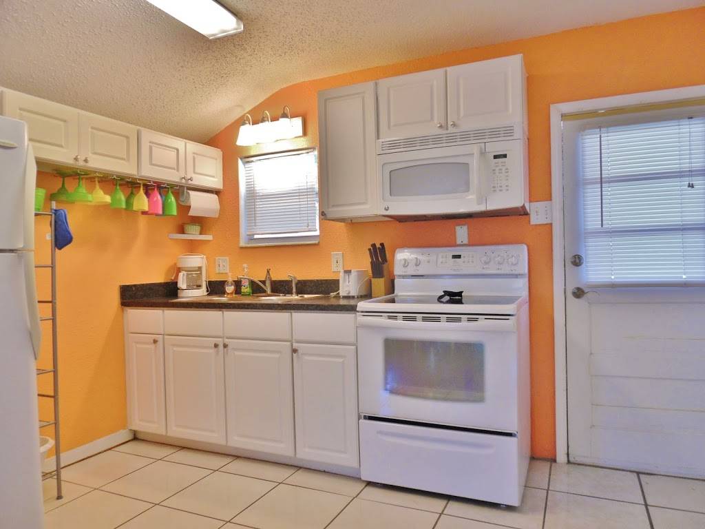 Gulfport Beach Cottage Vacation Home Rental | 3131 56th St S #6019, Gulfport, FL 33707, USA | Phone: (727) 225-2601