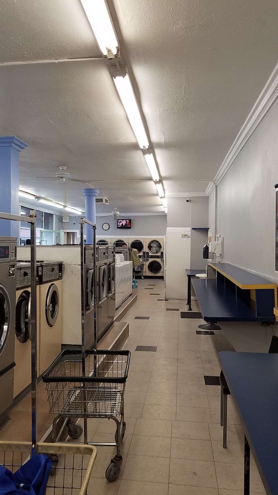 Adams Square Coin Laundry | 1023 E Chevy Chase Dr, Glendale, CA 91205, USA | Phone: (747) 240-6112