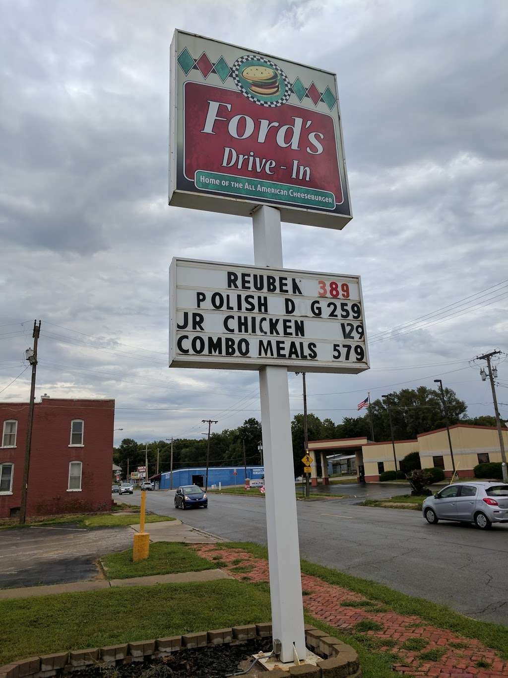 Fords Drive In | 5028 Lake Ave, St Joseph, MO 64504, USA | Phone: (816) 238-1573