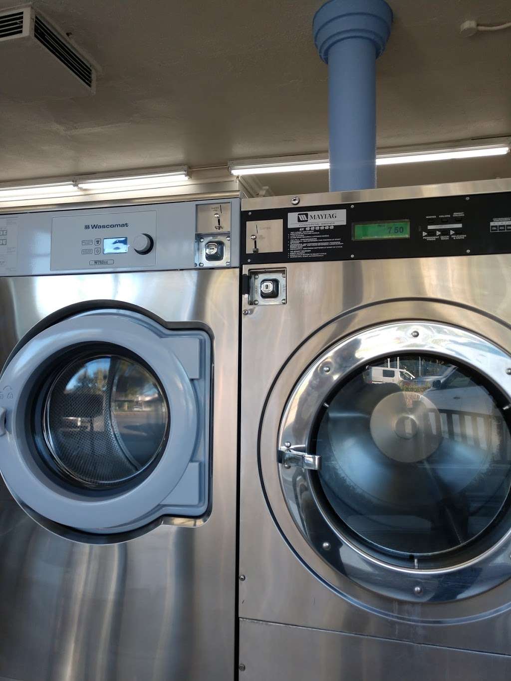 Adams Square Coin Laundry | 1023 E Chevy Chase Dr, Glendale, CA 91205, USA | Phone: (747) 240-6112