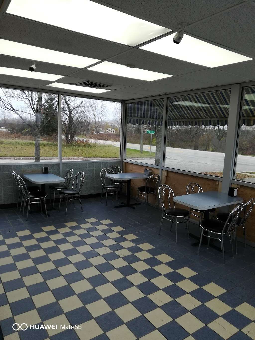Shirls Drive in of Zion | 1723 N Lewis Ave, Zion, IL 60099, USA | Phone: (847) 731-9229