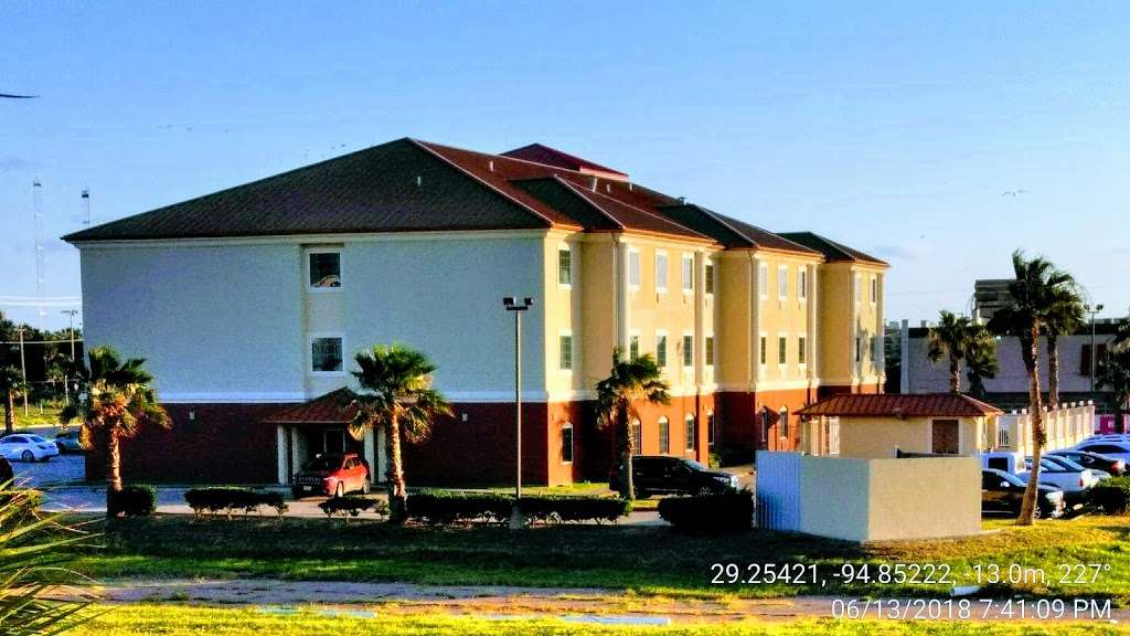 Days Inn & Suites by Wyndham Galveston West/Seawall | 8712 Seawall Blvd, Galveston, TX 77554, USA | Phone: (409) 877-7643