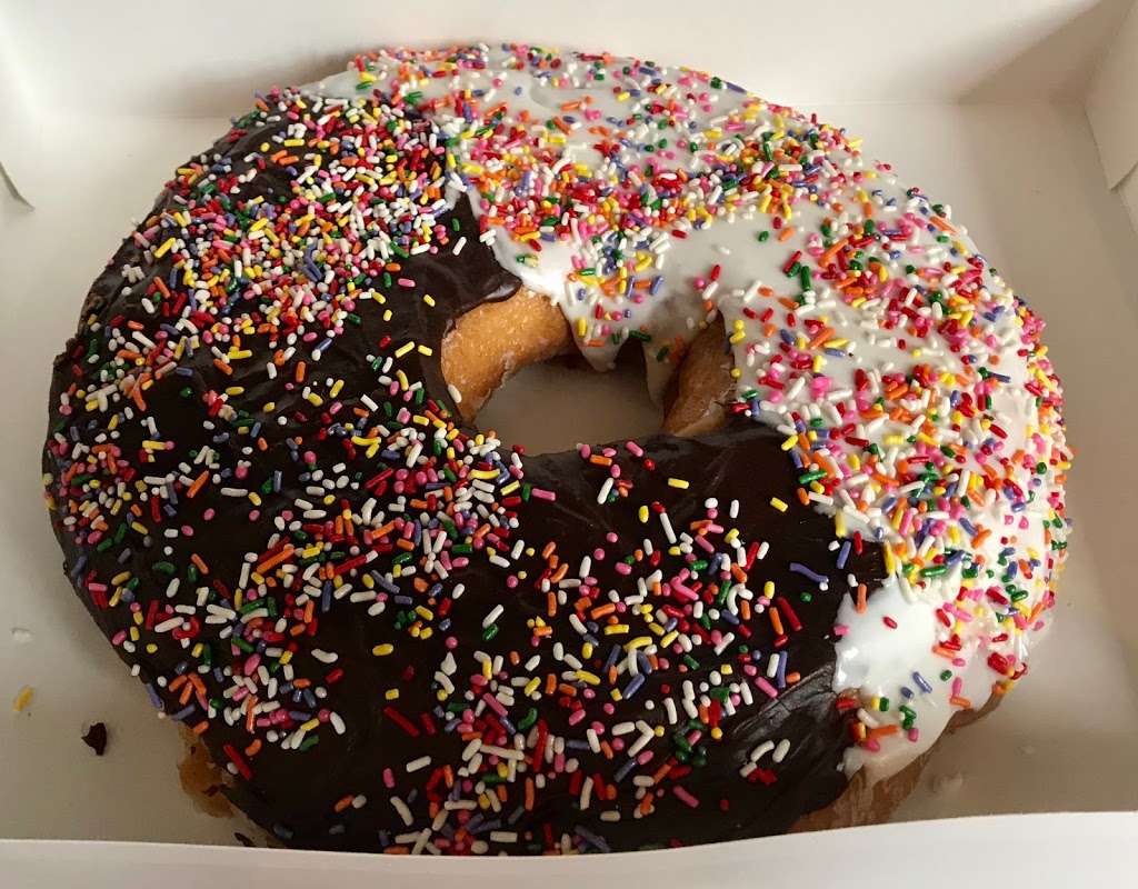 Gurnee Donuts | 4949 Grand Ave #9A, Gurnee, IL 60031 | Phone: (847) 249-4757