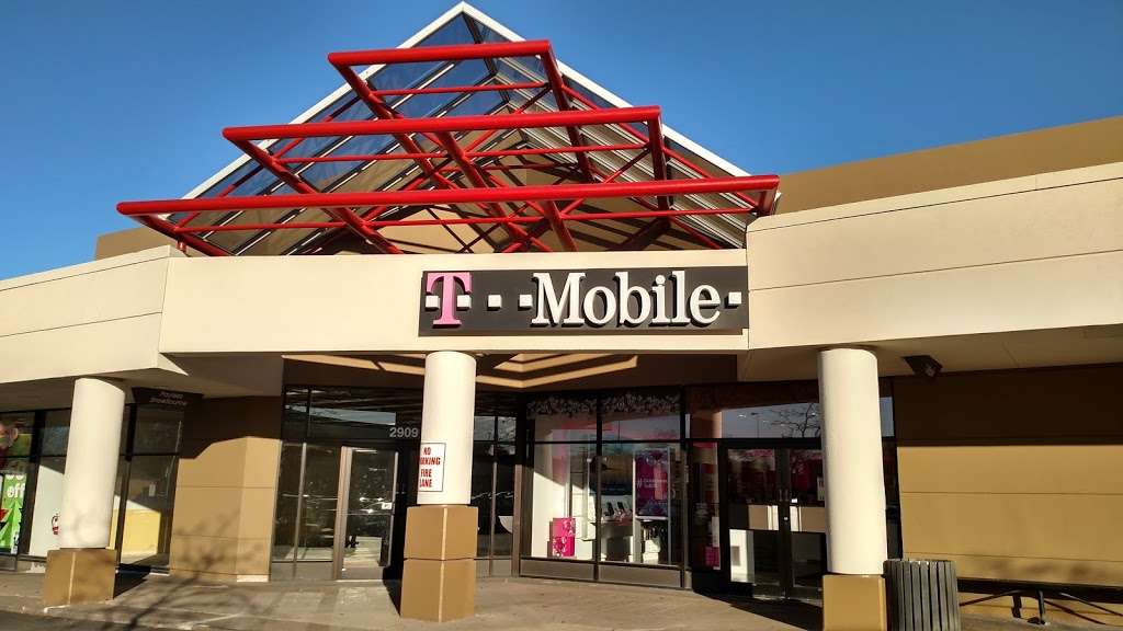 T-Mobile | 2911 W Addison St Spc T-6, Chicago, IL 60618, USA | Phone: (773) 478-3407