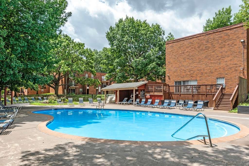 Coach House Apartments | 655 E Minor Dr, Kansas City, MO 64131, USA | Phone: (816) 942-1522