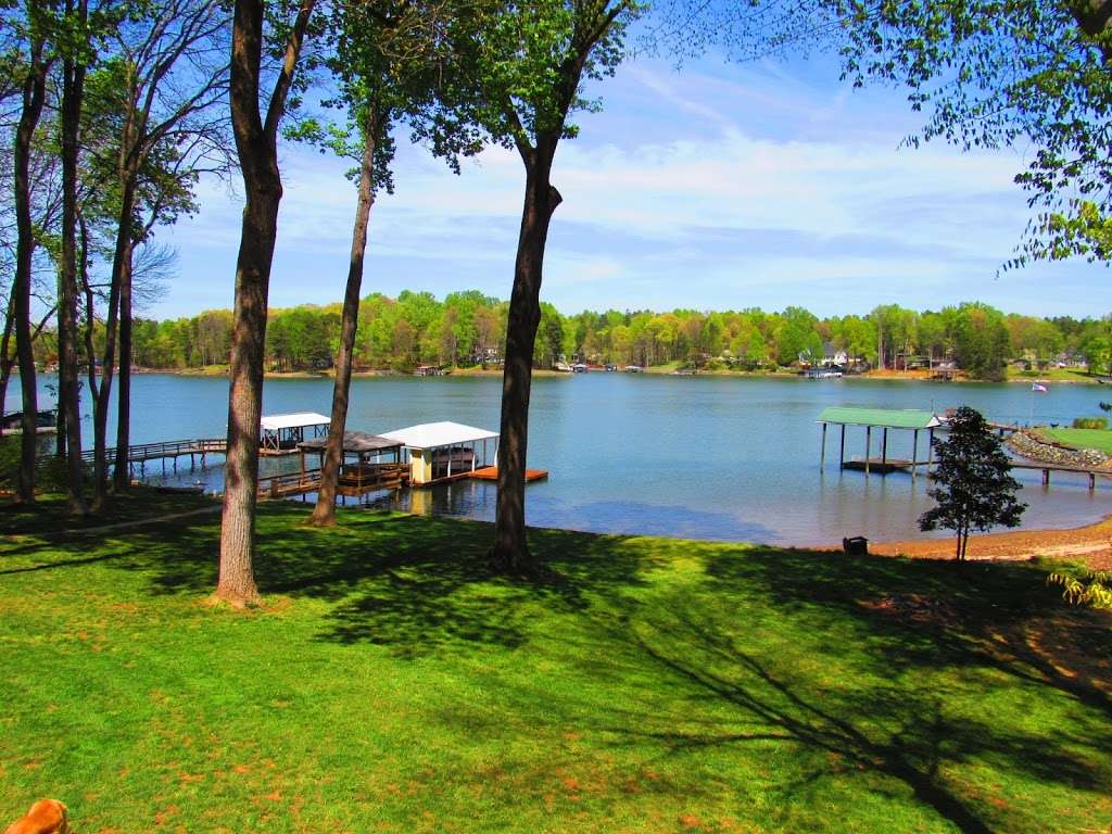 Lakecations - Lake Norman | 304 Normandy Rd, Mooresville, NC 28117, USA | Phone: (704) 251-7002