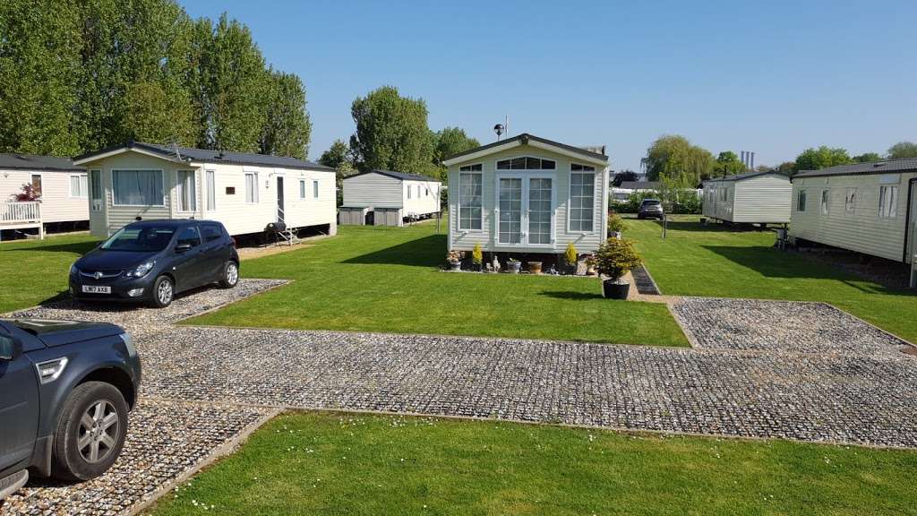 Lee Valley Caravan Park Dobbs Weir | Charlton Meadows, Essex Road, Hoddesdon EN11 0AS, UK | Phone: 0300 003 0619