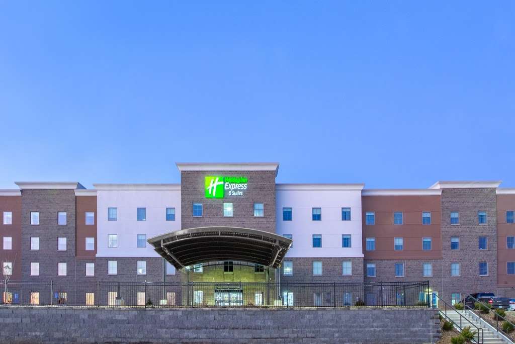 Holiday Inn Express & Suites Shawnee-Kansas City West | 17346 Midland Dr, Shawnee, KS 66217, USA | Phone: (913) 400-2509