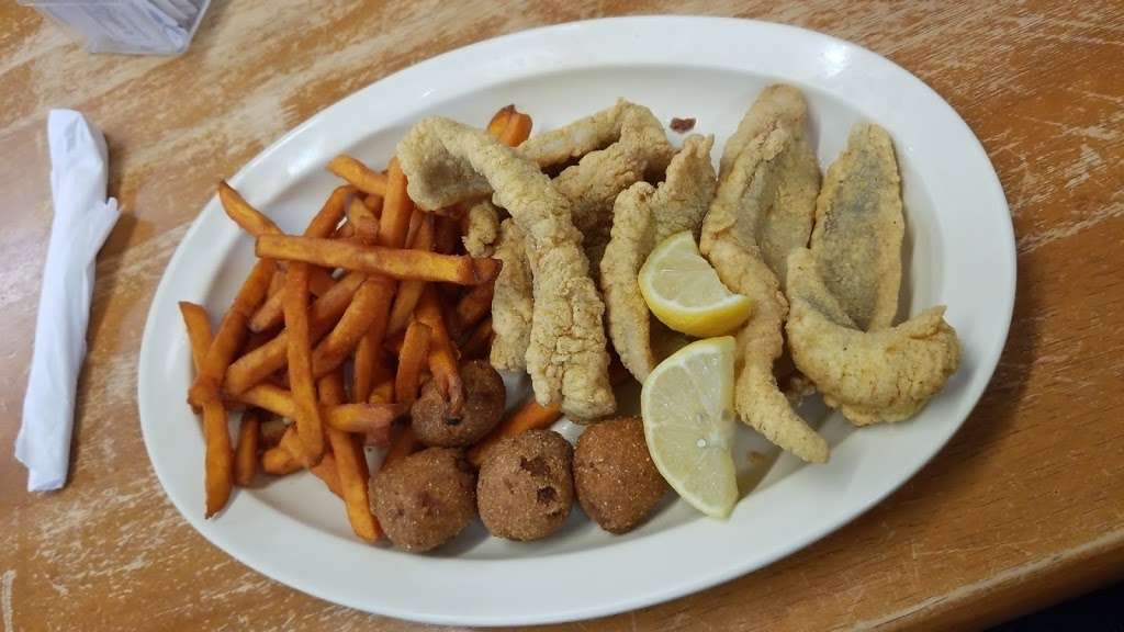 Fish Pond Restaurant | 17091 TX-75, Willis, TX 77378 | Phone: (936) 344-8800