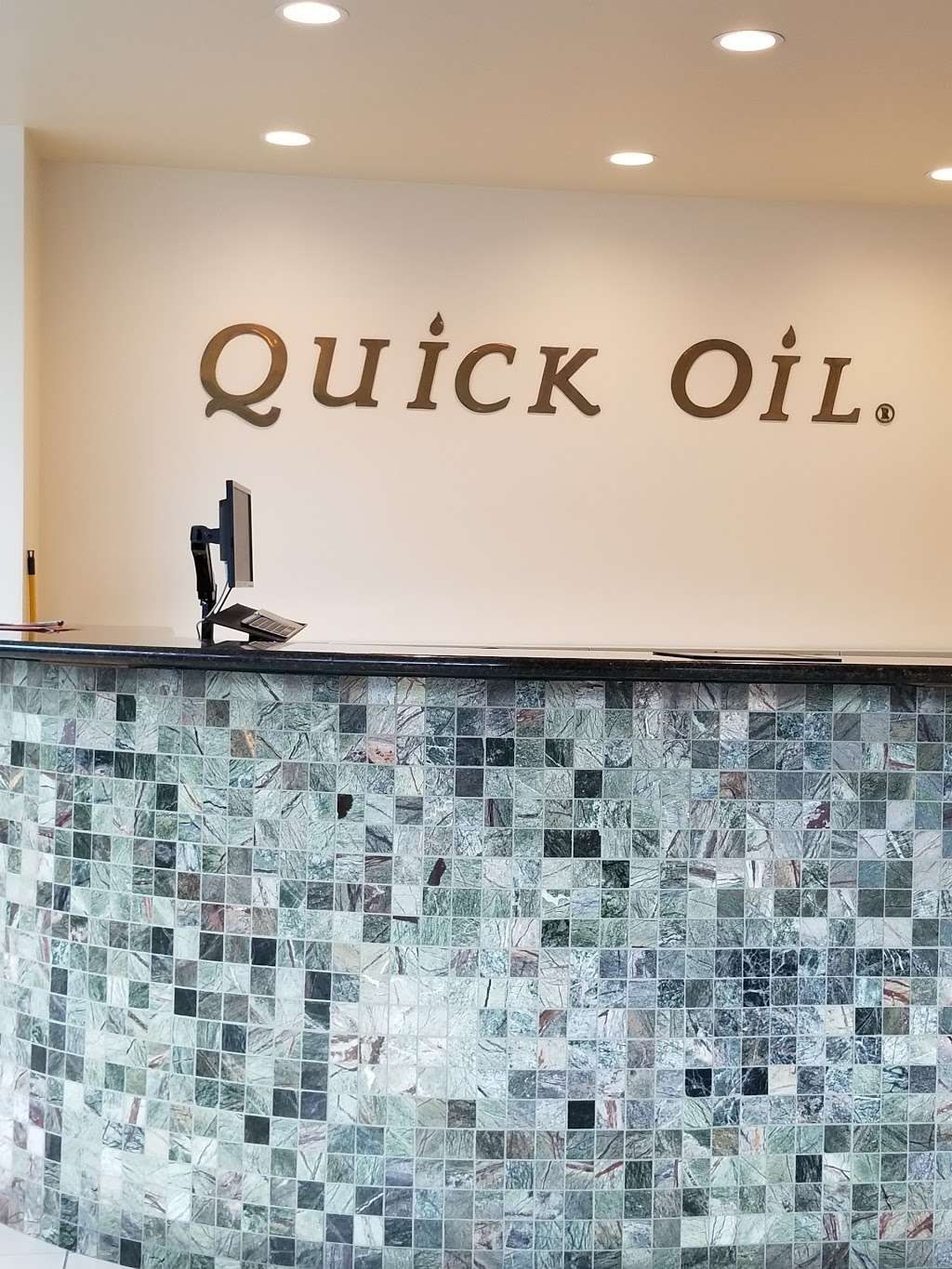 Quick Oil | 2928 W Armitage Ave, Chicago, IL 60647 | Phone: (773) 227-5555