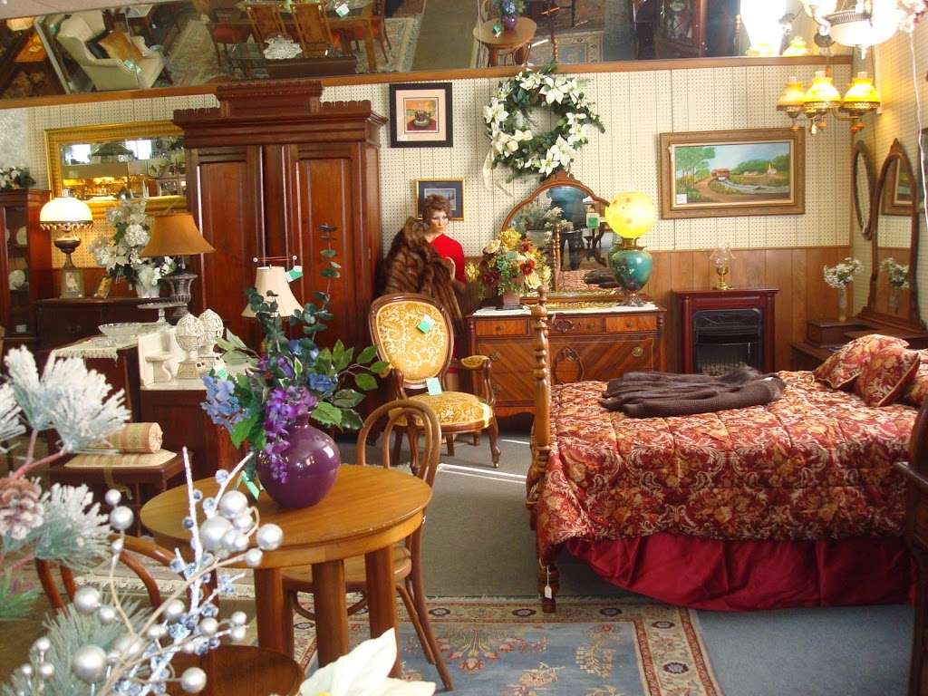 Greencastle Antique Mall | 345 S Washington St, Greencastle, PA 17225 | Phone: (717) 597-3552