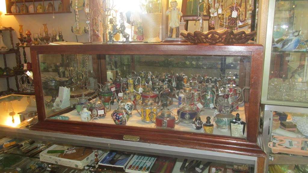 Cozy House of Curiosity Antiques Vintage & Collectibles | 16609 Sabillasville Rd, Sabillasville, MD 21780, USA | Phone: (301) 241-2095