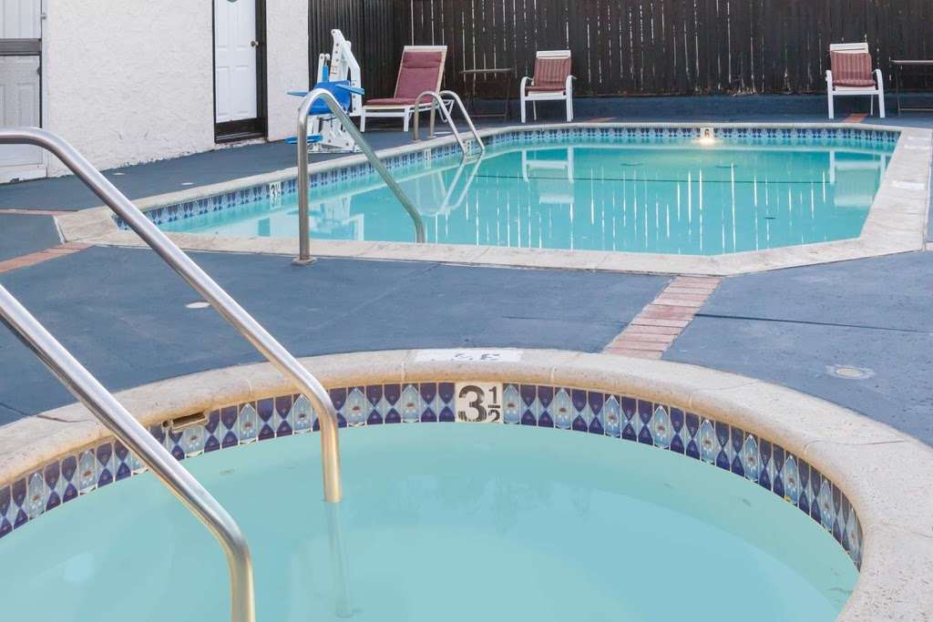 Days Inn by Wyndham Castaic Six Flags Magic Mountain | 31410 Castaic Rd, Castaic, CA 91384 | Phone: (661) 295-1070