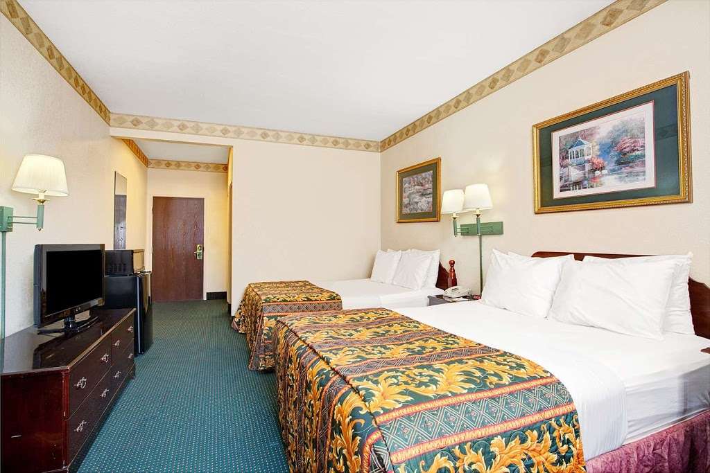 Days Inn & Suites by Wyndham Houston North/Aldine | 10137 North Fwy, Houston, TX 77037, USA | Phone: (832) 856-5399