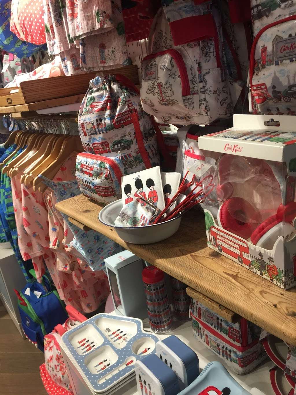 Cath Kidston | Unit 4, Airside International Departure Lounge, North Terminal, Horley, Gatwick RH6 0JN, UK | Phone: 01293 569469