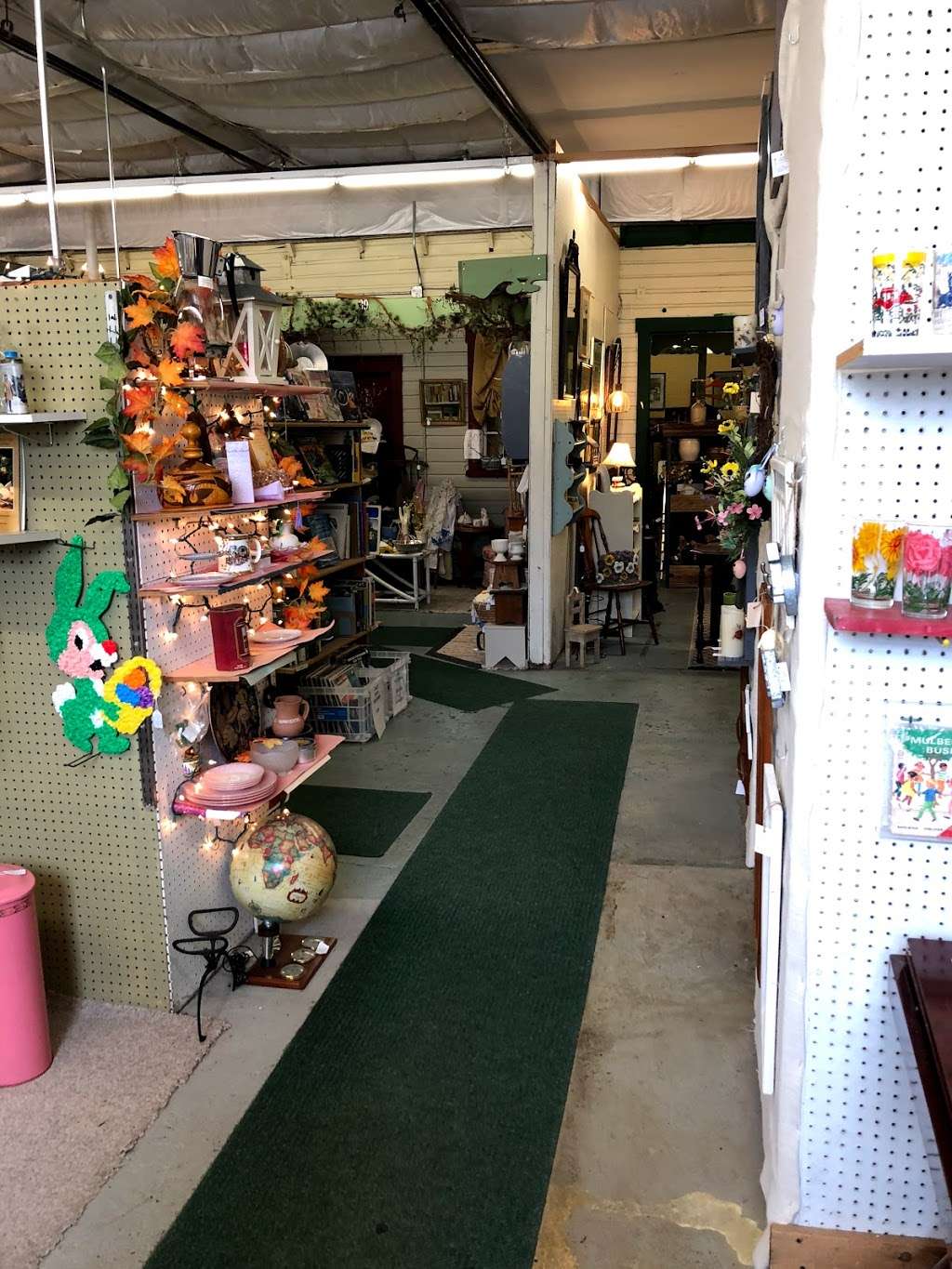 Zionsville Antique Mall | 7567 Chestnut St, Zionsville, PA 18092 | Phone: (610) 965-3292