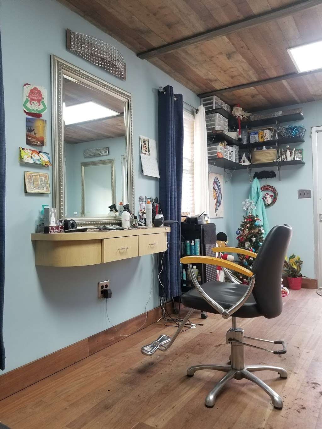 CREATIVE SALON/ formerly The Hair loft | 359 S Main St, Troutman, NC 28166, USA | Phone: (704) 528-1110