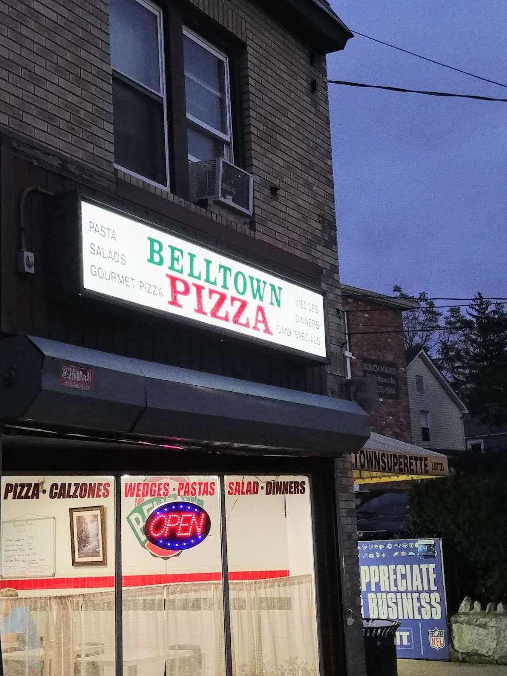 Belltown Pizzeria | 31 Belltown Rd, Stamford, CT 06905, USA | Phone: (203) 325-3400