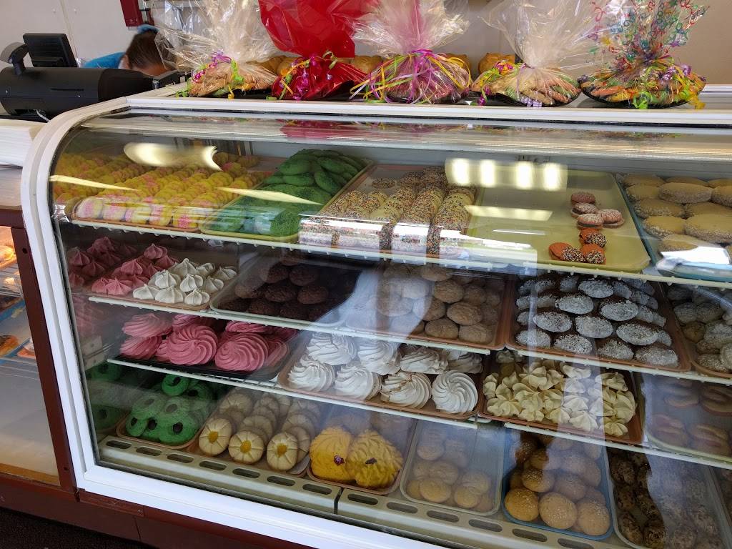 Family Pastry Shop | 65 Revere St, Winthrop, MA 02152, USA | Phone: (617) 846-9177