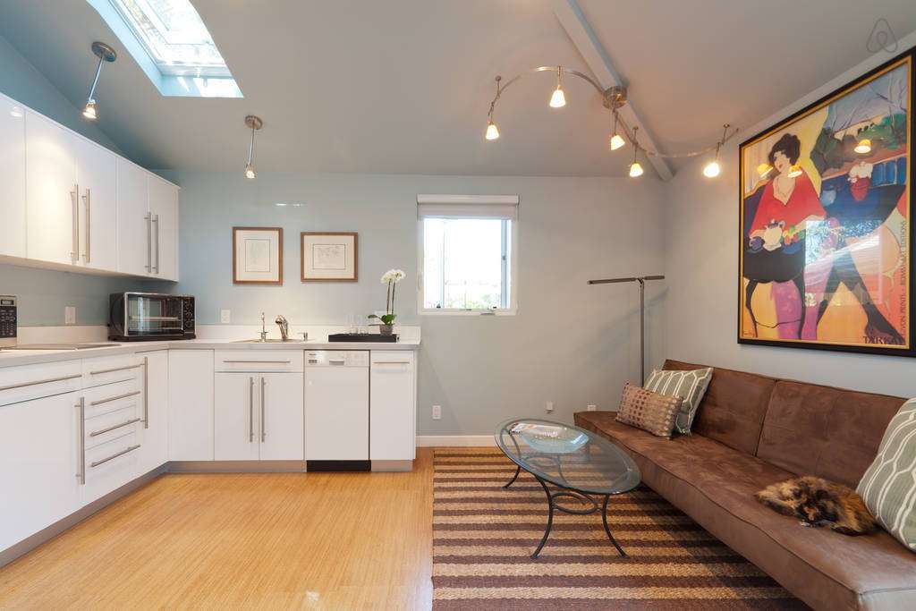 Light Filled Venice Beach Cottage | 2984, 1381 Lake St, Venice, CA 90291 | Phone: (310) 392-3654