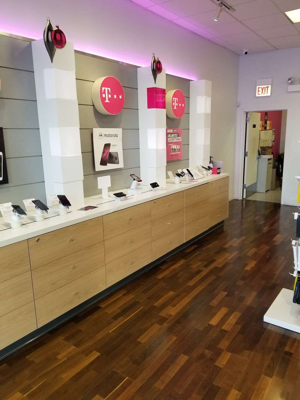 T-Mobile | 5601 S Harlem Ave, Chicago, IL 60638, USA | Phone: (773) 609-6120