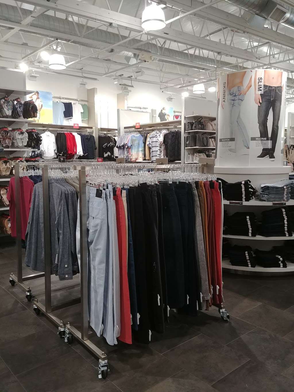 GUESS Factory | 17600 Collier Ave #136, Lake Elsinore, CA 92530, USA | Phone: (951) 471-3012