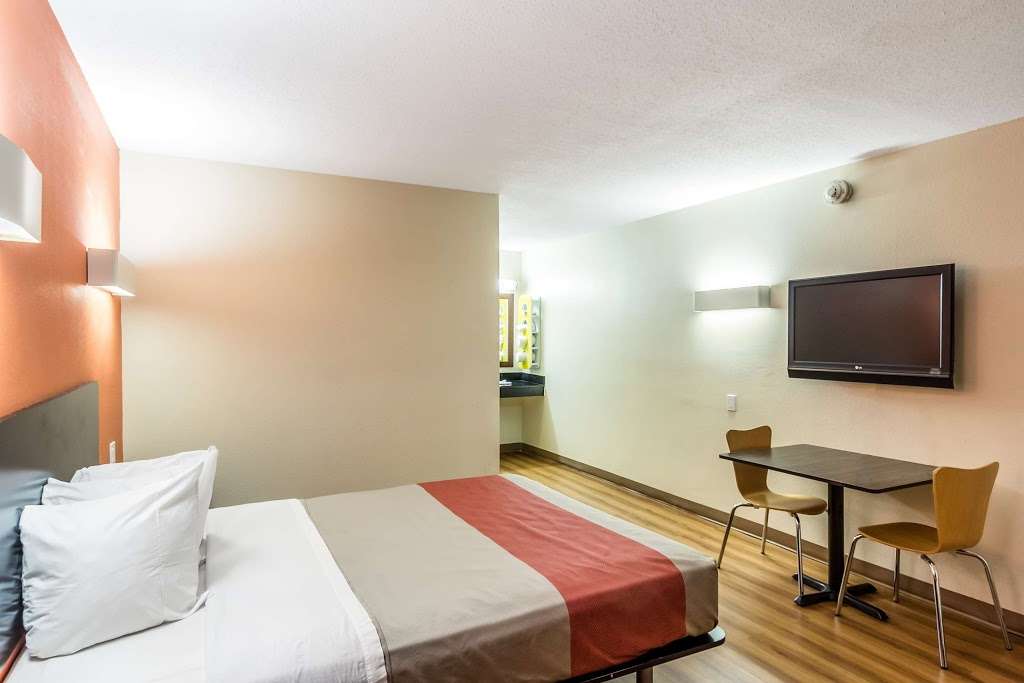 Motel 6 New Brunswick NJ | 26 US-1, New Brunswick, NJ 08901, USA | Phone: (732) 828-8001