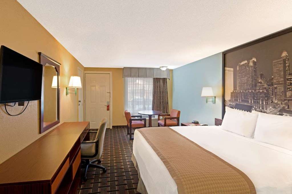 Super 8 by Wyndham Charlotte Airport North | 3200 Queen City Dr, Charlotte, NC 28208, USA | Phone: (704) 398-3144