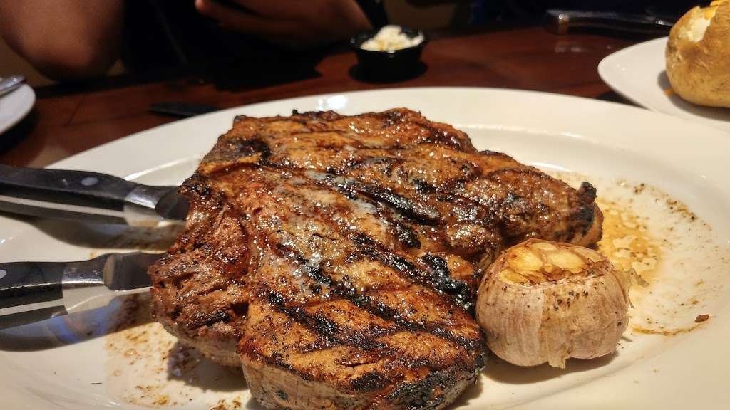 LongHorn Steakhouse | 8181 International Dr, Orlando, FL 32819, USA | Phone: (407) 226-3381