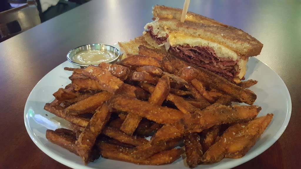 Uncle Chucks | 401 Sunrise Hwy, West Islip, NY 11795, USA | Phone: (631) 482-8336