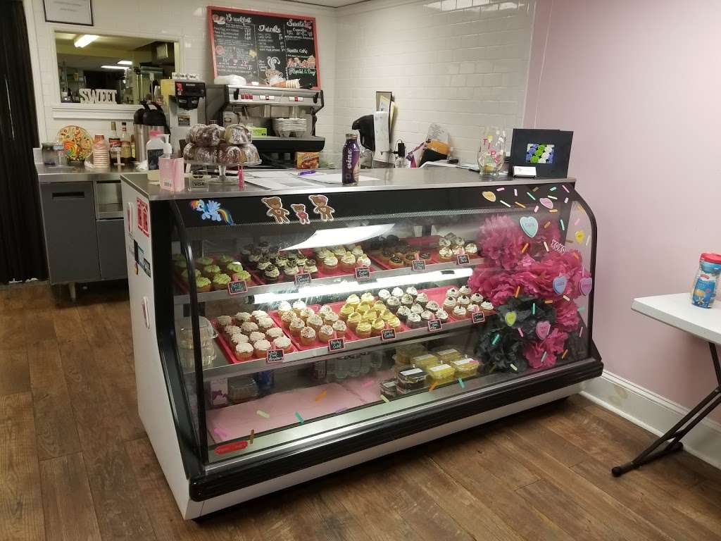 The Sweetest Rose Cupcake Company | 88 Clinton St, Delaware City, DE 19706, USA | Phone: (302) 838-7673