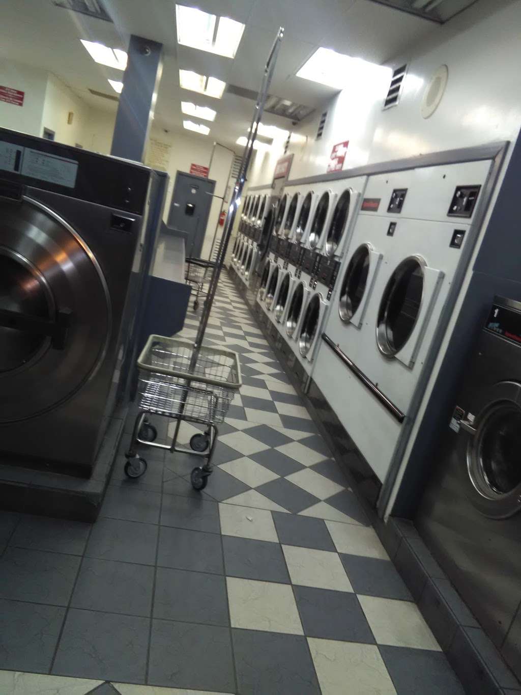 Mr Bubbles 24 Hour Laundry - laundry  | Photo 5 of 10 | Address: 1360 S Mission Rd, Fallbrook, CA 92028, USA | Phone: (760) 731-9767