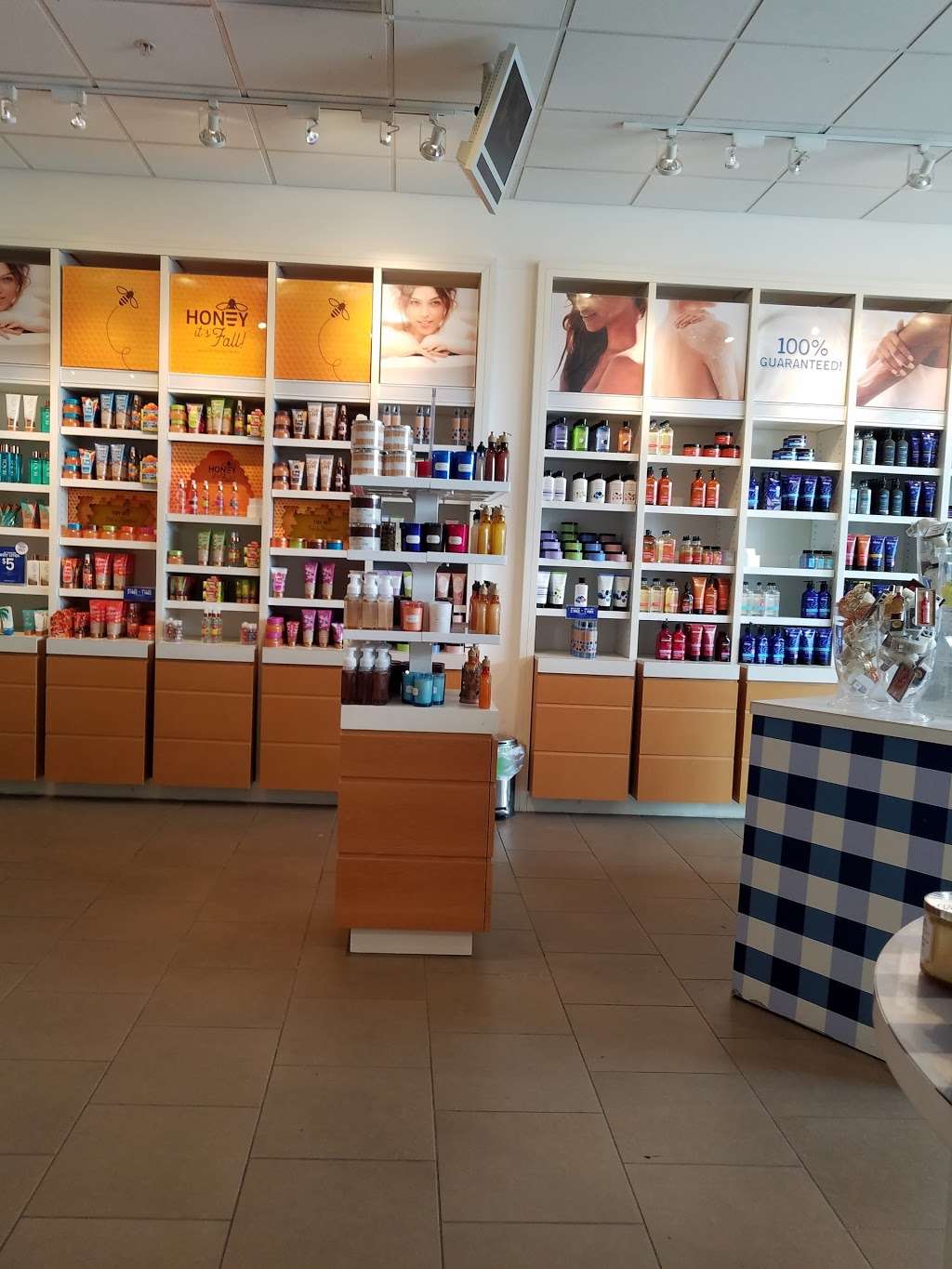 Bath & Body Works | 1630 Orchard Gateway Blvd, North Aurora, IL 60542, USA | Phone: (630) 907-0329