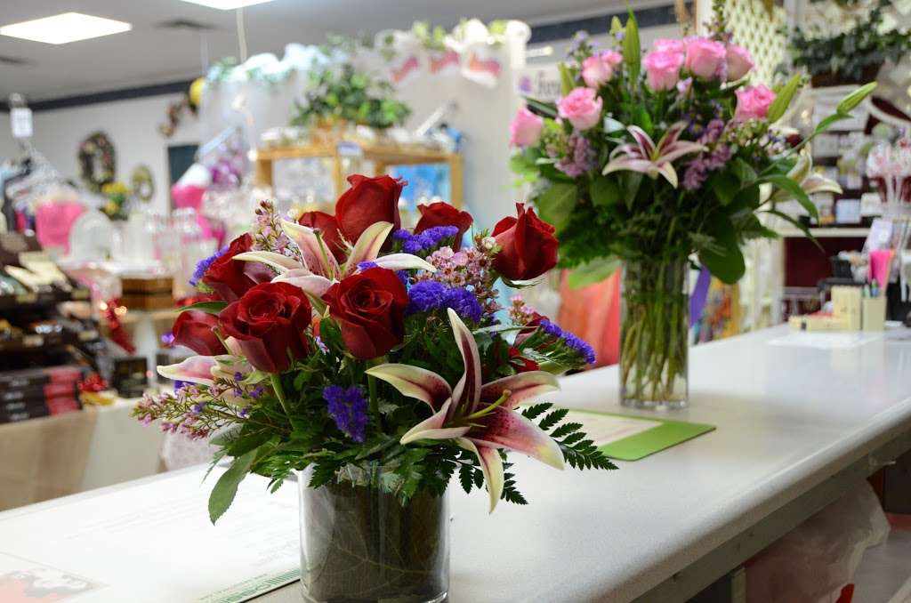 Hinckley Floral | 950 W Lincoln Hwy, Hinckley, IL 60520, USA | Phone: (815) 286-7400