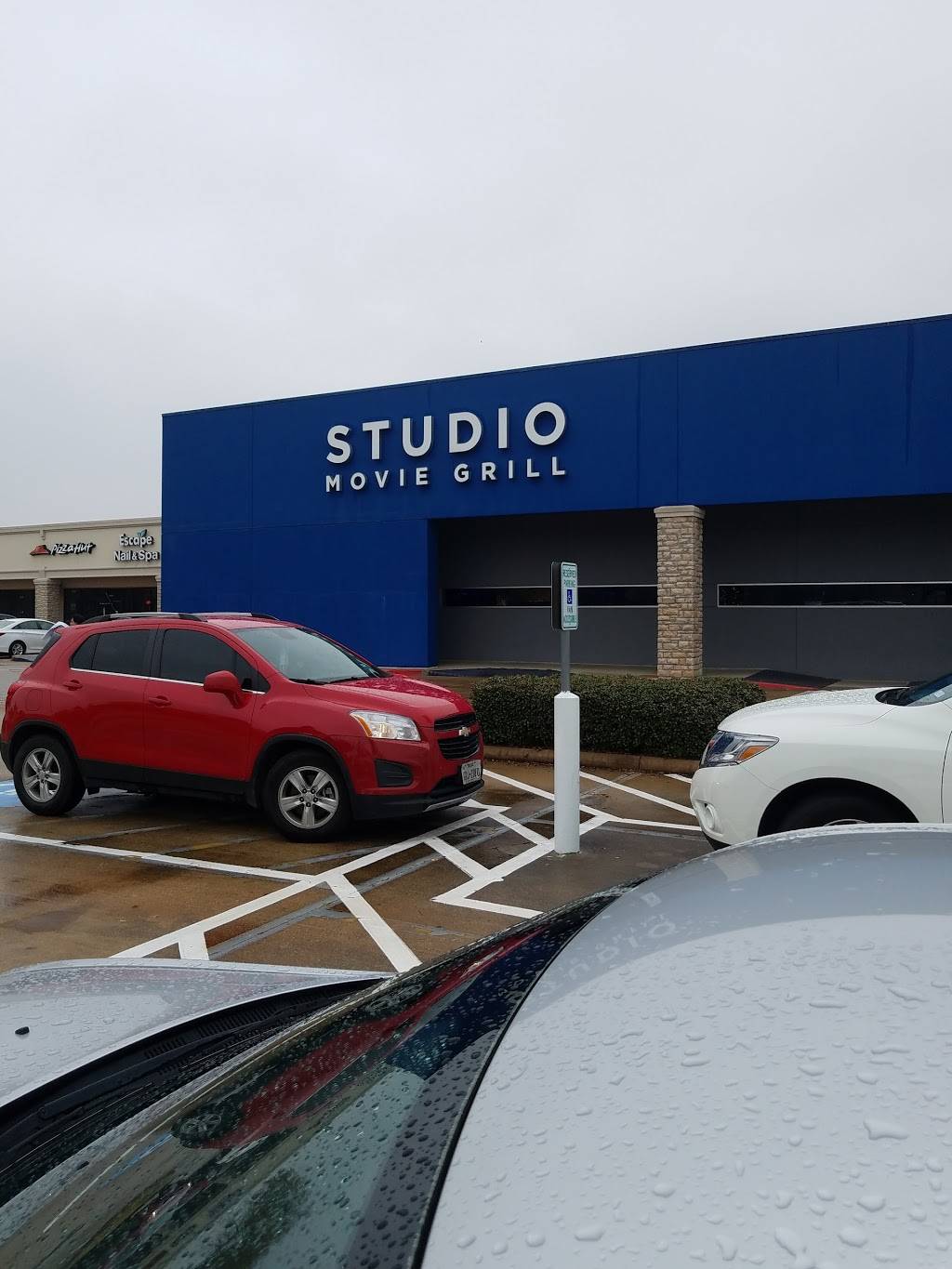 Studio Movie Grill | 8580 Hwy 6, Houston, TX 77095, USA | Phone: (346) 299-6455