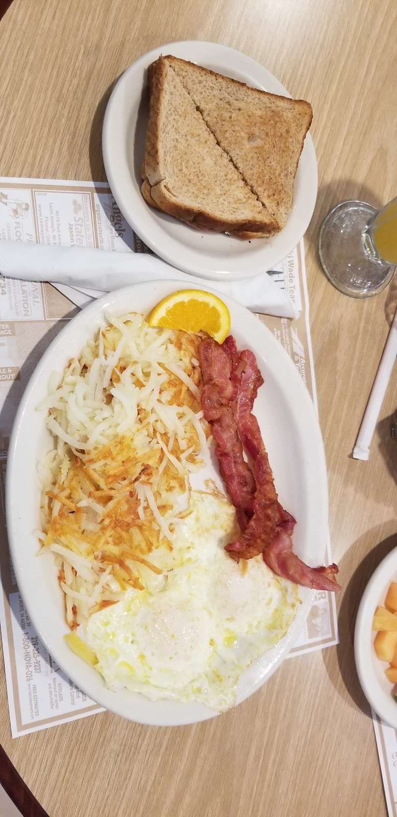 Dinos Restaurant | 2080 Niles Ave #400, St Joseph, MI 49085, USA | Phone: (269) 982-0229