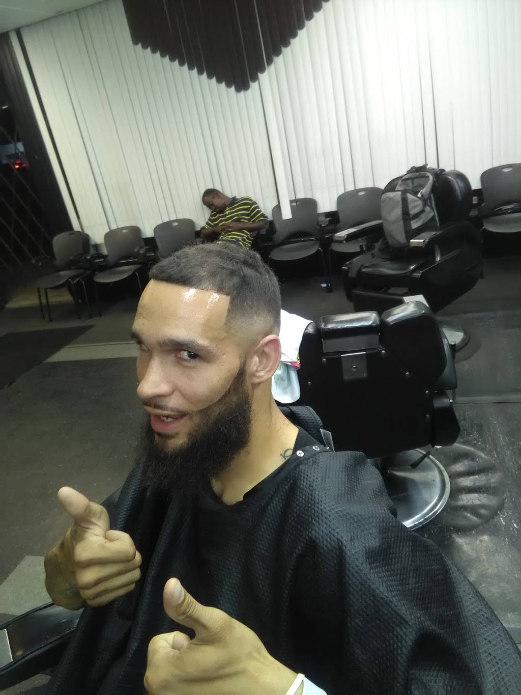 Celebrity Cutz | 17043 E 8 Mile Rd, Eastpointe, MI 48021, USA | Phone: (586) 771-2889