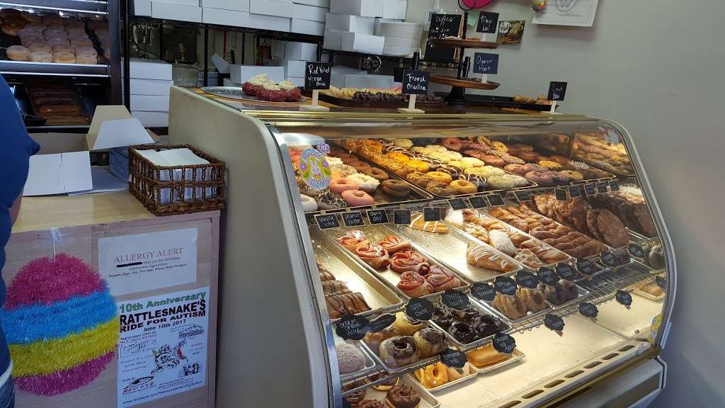 Hanas Donuts | 2131 S 34th St, Kansas City, KS 66106, USA | Phone: (913) 362-0244