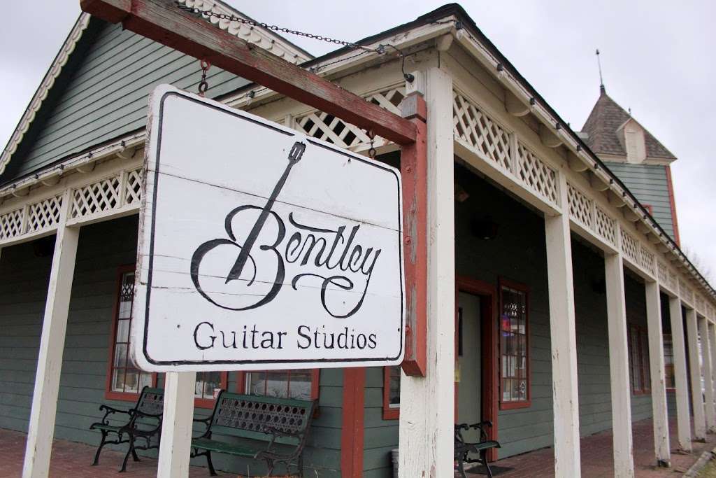 Bentley Guitar Studios | 7, Main St, Parkville, MO 64152, USA | Phone: (816) 746-9772