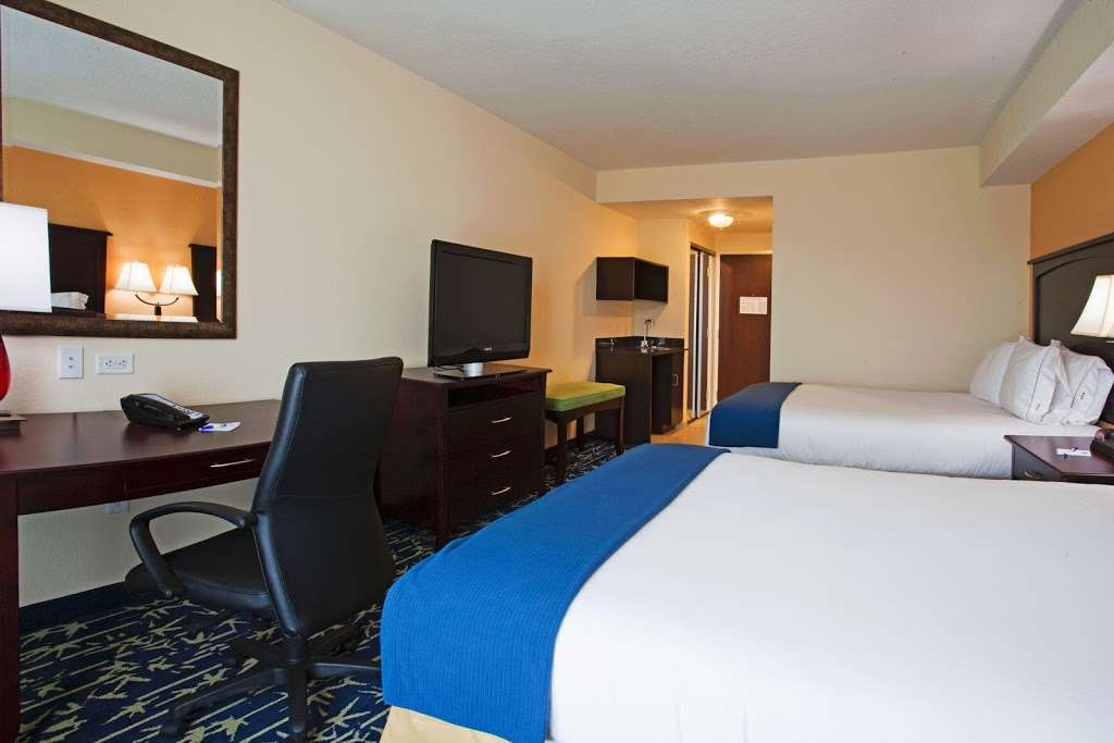 Holiday Inn Express & Suites Orlando - Apopka | 238 S Line Dr, Apopka, FL 32703 | Phone: (407) 880-7868
